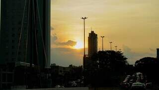 Sol entre nuvens no final de tarde na Avenida Afonso Pena, em Campo Grande (Foto: Alex Machado)