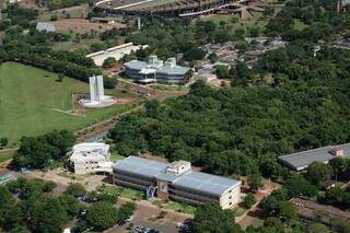 Imagem aérea do campus da UFMS em Campo Grande, extremamente arborizada. (Foto: UFMS)