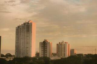 Céu de Campo Grande com sol e algumas nuvens nesta manhã (Foto: Marcos Maluf)