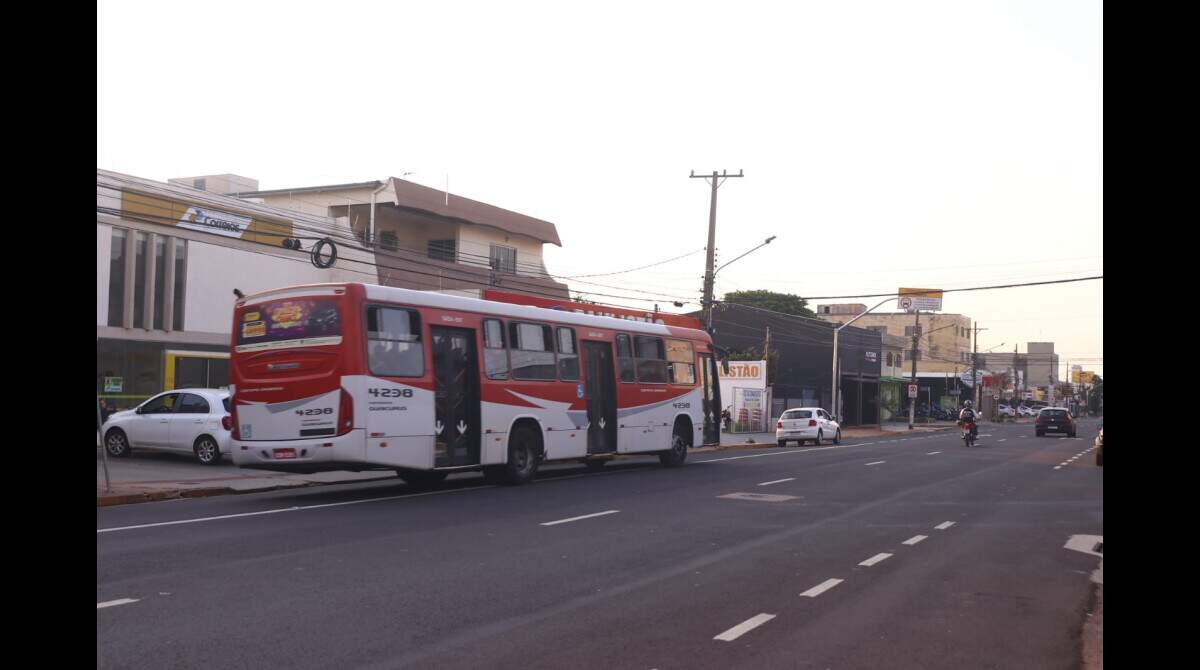 Corredor de ônibus na Rua Brilhante vira estacionamento e leitor reclama -  Capital - Campo Grande News