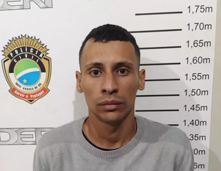 João Vitor em uma de suas prisões; foto foi divulgada pela Polícia Civil. (Foto: Reprodução)