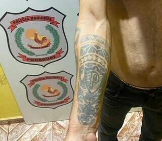 Bandido conhecido como “Cruel” mostra tatuagem em delegacia da Polícia Nacional (Foto: Divulgação)