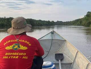 Bombeiro Militar durante as buscas no Rio Verde (Foto: Divulgação)