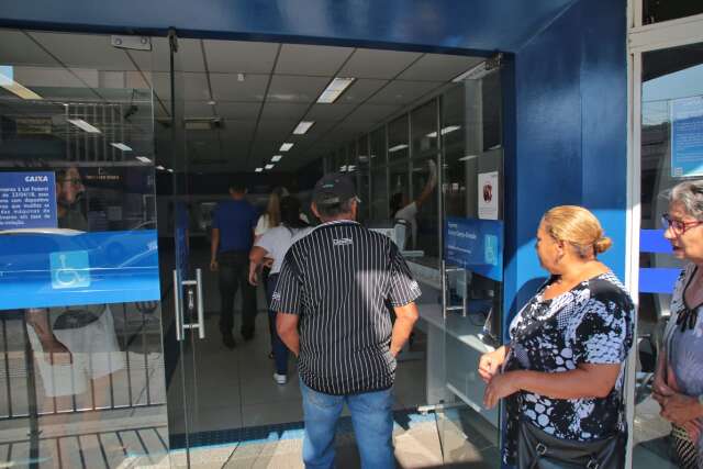 &quot;Dia D&quot; do Desenrola come&ccedil;a sem filas e abertura antecipada de bancos