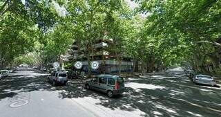 Rua na cidade de Mendonza, na Argentina, exemplo de arborização urbana. (Foto: Google Maps)