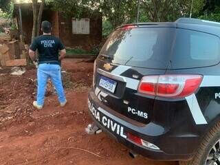 Policial civil em frente a casa onde mulher estava presa (Foto: Divulgação/PCMS)