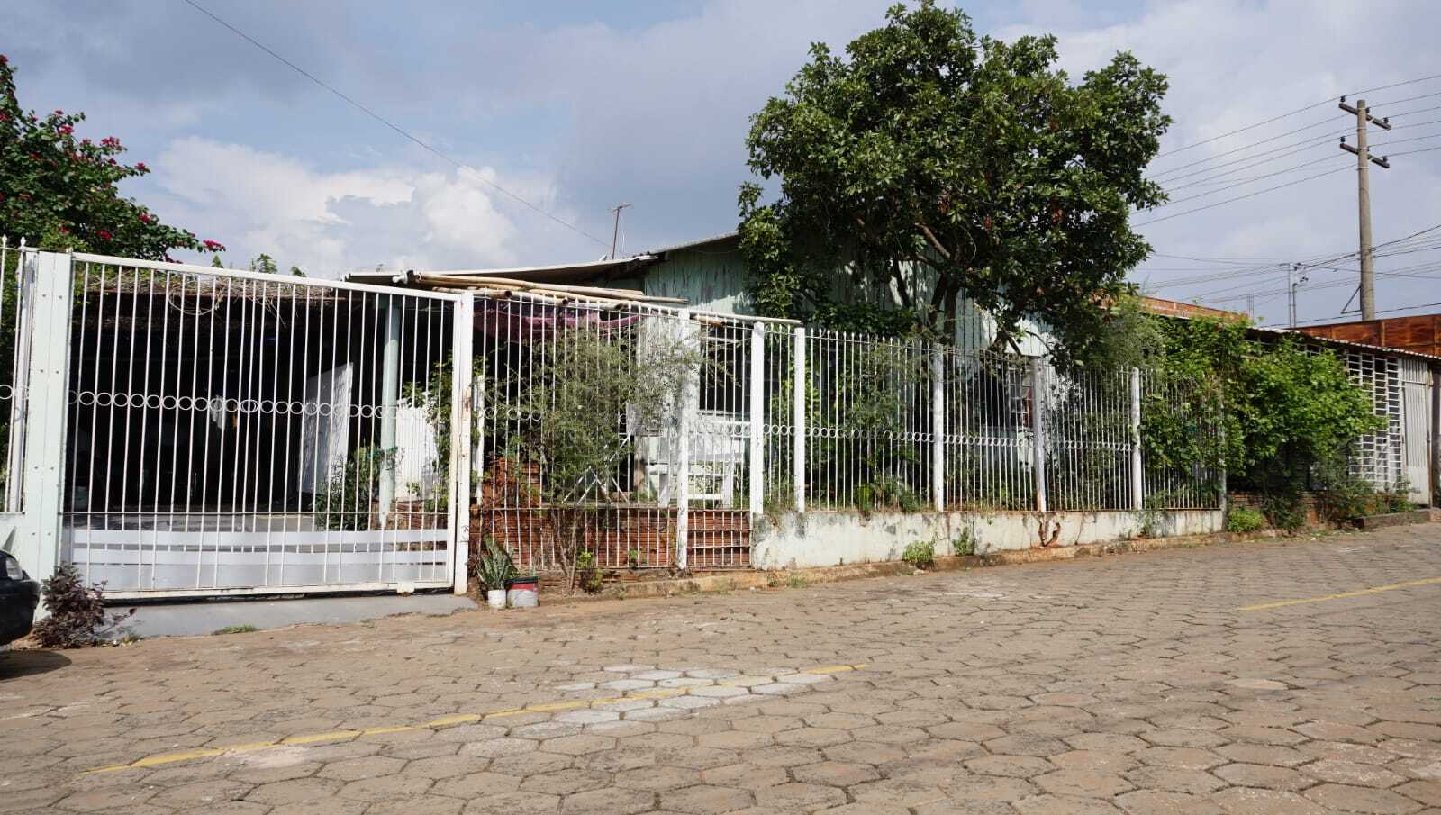 Em última rua de paralelepípedos, casa foi erguida para amor de