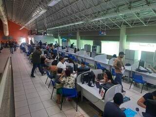 Contribuintes negociam impostos na Central de Atendimento do Cidadão (Foto: Caroline Maldonado)