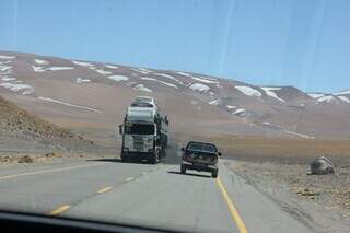 Caminhão-cegonha carregado de veículo trafega pela Cordilheira do Andes (foto: Arquivo)