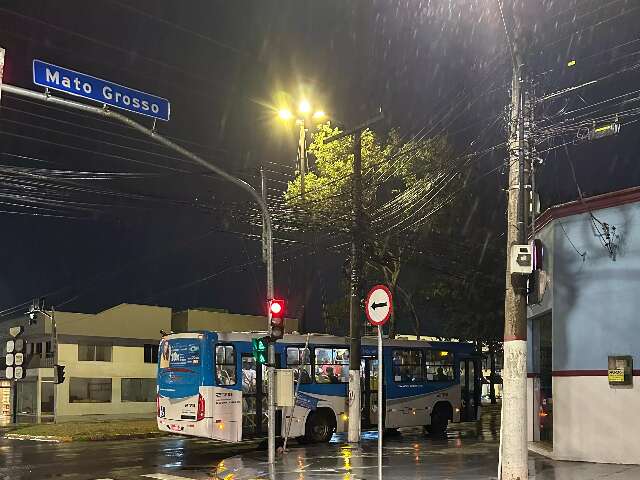 Campo Grande registra pancadas isoladas de chuva nesta noite