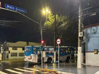 Leitor registra rápida chuva no cruzamento da Avenida Mato Grosso com a Rua Goiás. (Foto: Direto das Ruas)