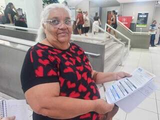 Maria Marcelina segura boleto levado para negociação (Foto: Caroline Maldonado)