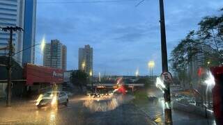 Chuva na Rua Ceará próximo a Rua da Paz na altura do Jardim dos Estados (Foto: Lucimar Couto)