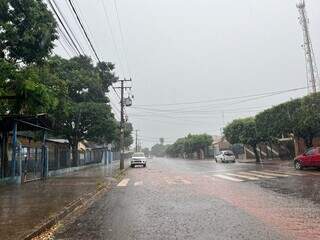 Em Dourados, tarde começou com chuva forte, mas sem ventos (Foto: Helio de Freitas)