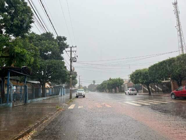 Tarde come&ccedil;a com ventania e chuva em Campo Grande e Dourados