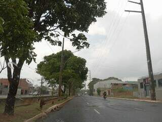 Chuva fraca na região do Cabreúva em Campo Grande (Foto: Idaicy Solano)