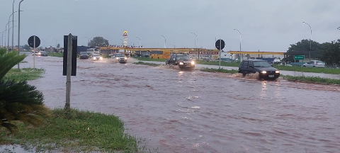 Chuva rápida alaga trecho de rodovia que corta cidade e causa transtornos