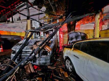 Incêndio atinge oficina e destrói veículos na Rua Ceará