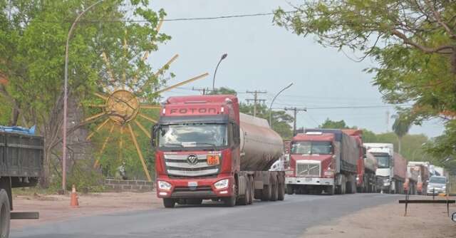 Auditores da Receita mant&ecirc;m greve h&aacute; 4 dias e fila de caminh&otilde;es &eacute; quilom&eacute;trica