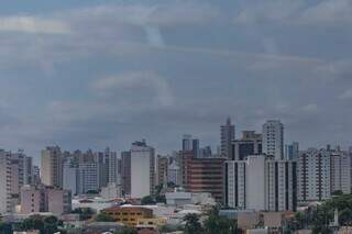 Céu de Campo Grande com algumas nuvens nesta manhã (Foto: Marcos Maluf)