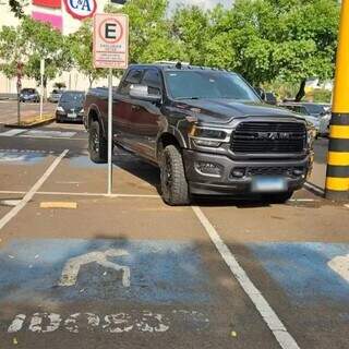 Dodge Ram 1500 estacionada em quatro vagas em estacionamento de shopping (Foto: Direto das Ruas)