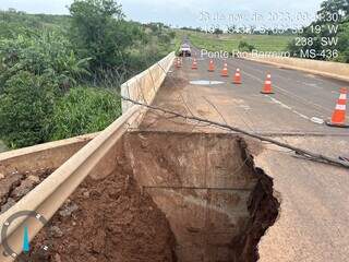 Parte da estrutura da ponte sobre corrégo cedeu e equipes estão sinalização para trânsito em única faixa (Foto: Assessoria de imprensa)