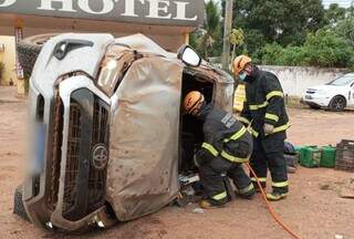 Motorista se assusta com radar, freia de repente e caminhonete capota 