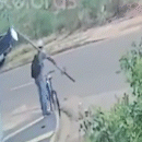 Homem arranca sinalização e sai com placa nas costas na Vila Manoel Taveira