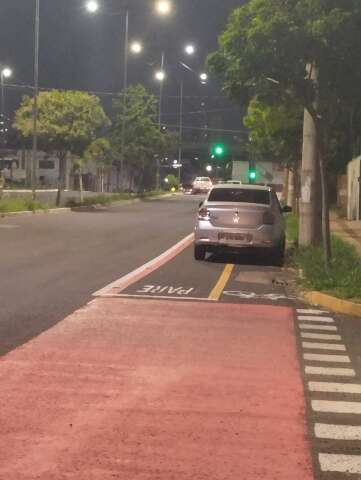 Outro absurdo pelas ruas: carro fecha ciclovia na &quot;cara dura&quot;