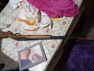 Porta-retratos e arma achada no quarto do casal (Foto: Divulgação | PCMS)