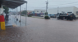 Avenida São José foi interditada até o fim do escoamento da água. (Foto: Diego Oliveira/Cenário MS)