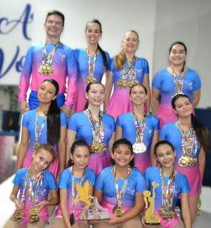 Equipe de patinação André Volnei com a coleção de medalhas e troféus da competição (Foto: Divulgação)