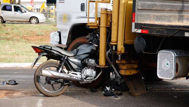 Moto fica presa sob caminh&atilde;o ap&oacute;s acidente no Nova Lima