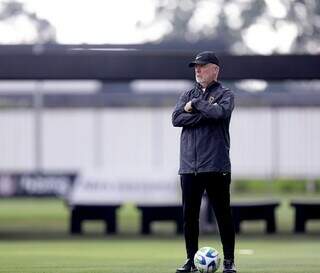 Técnico Mano Menezes observa treino no Corinthians (Foto: Rodrigo Coca)