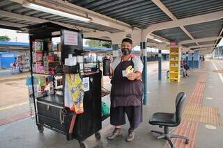José Roberto, o &#39;Mineral&#39;, vende café, chá, refrigerantes, salgados e itens diversos no terminal Bandeirantes (Foto: Paulo Francis)
