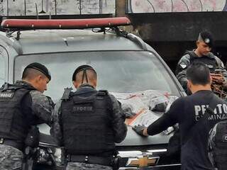 Policiais e peritos durante ocorrência em frente a empresa abandonada. (Foto: Geniffer Valeriano)