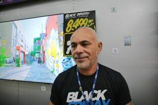 Ronildo Silva gerente da loja Gazin na rua Barão do Rio Branco (Foto: Paulo Francis)