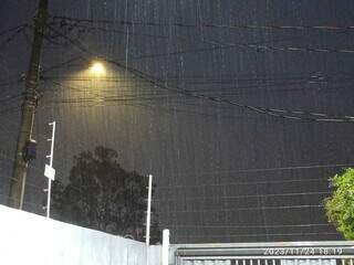 Chuva no bairro Nova Campo Grande, na região oeste da Capital (Foto: Aline Benko)