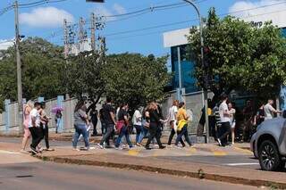 Candidatos rumo à prova para concurso do Banco do Brasil em abril deste ano. (Foto: Marcos Maluf)