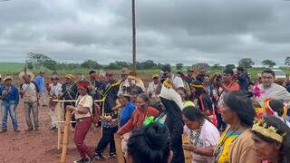 Rezadoras acompanharam ministra desde o carro até ao local do encontro, escolhido para relembrar indígena assassinado (Fotos; Hélio de Freitas)