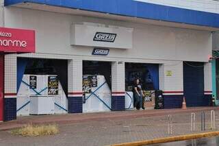 Lojas abriram cedo nesta sexta-feira mas não atraíram clientes (Foto: Paulo Francis)