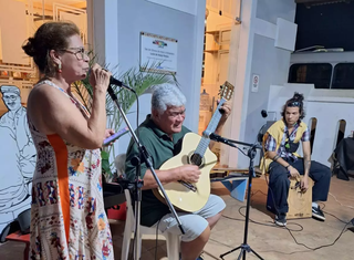 Trio canta e toca instrumentos (Foto: Divulgação PMCG)