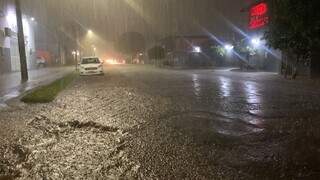 Trecho da Rua Brilhante alagada com a chuva desta noite (Foto: Ângela Kempfer)