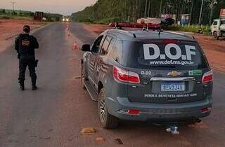 Veículo e policial do Departamento de Operações de Fronteira (Foto: Divulgação / Sejusp)