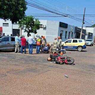 Motocicleta de Jaime caído no local onde acidente aconteceu (Foto: Dourados News)