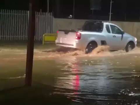 Com chuva r&aacute;pida, avenida &quot;vira lago&quot; e &aacute;gua invade resid&ecirc;ncias