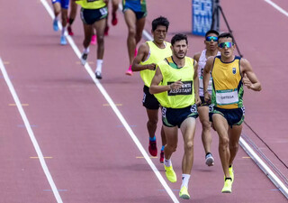 Yeltisin Jacques ao lado do atleta-guia Edelson na prova dos 5.000 metros em Santiago (Foto: Reprodução/Instagram)