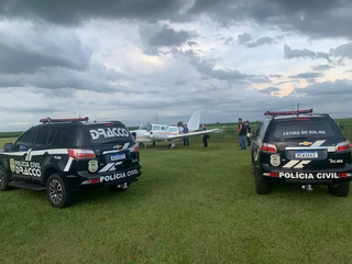 Viaturas da delegacia de Fátima do Sul e do Dracco na pista onde avião foi apreendido. (Foto: Arquivo/Campo Grande News)