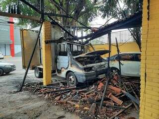 Incêndio iniciou em um caminhão-baú que estava na oficina (Foto: Geniffer Valeriano)