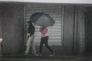 Dia amanheceu com garoa fina em Campo Grande (Foto: Henrique Kawaminami)